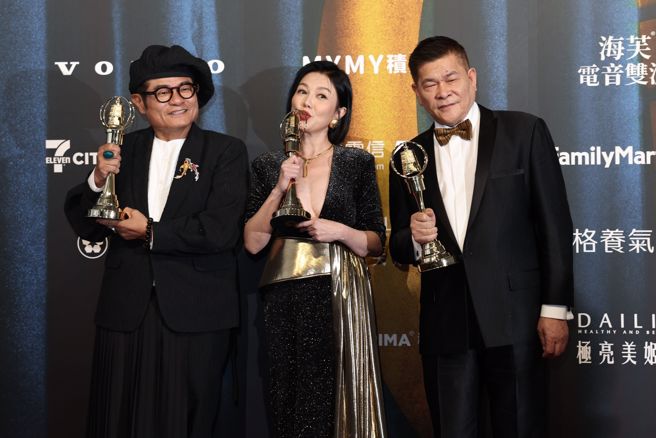 《超级夜总会》许效舜、苗可丽、澎恰恰夺下金钟59「综艺节目主持人」。（图／陈俊吉、罗永铭、杜宜谙摄）