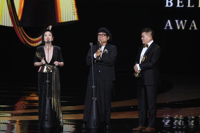 苗可丽、许效舜、澎恰恰上台领奖。（图／三立电视提供）