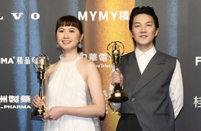 陈韵如（左）、彭浩秦摘下「儿童少年节目主持人奖」。（图／陈俊吉、罗永铭、杜宜谙摄）