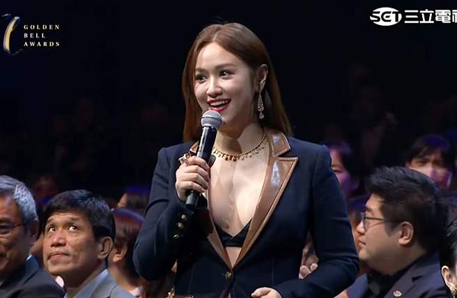 Sandy穿深V真空西装现身。（图／三立电视画面提供）