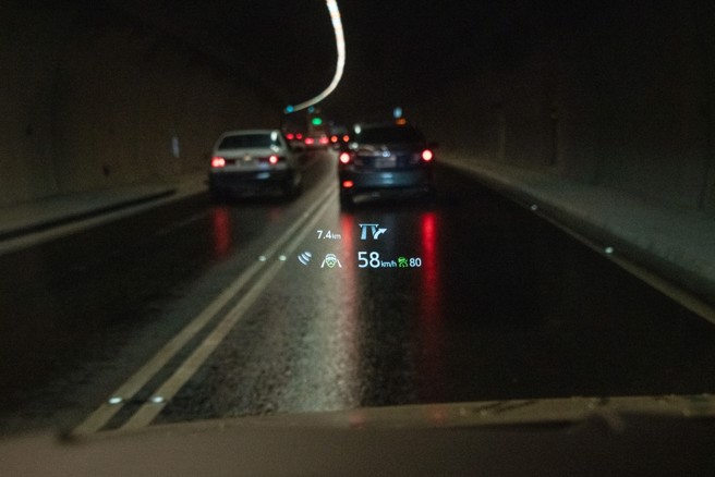 前挡投影式全彩HUD，附智慧型手机导航指引功能。（陈大任摄）

