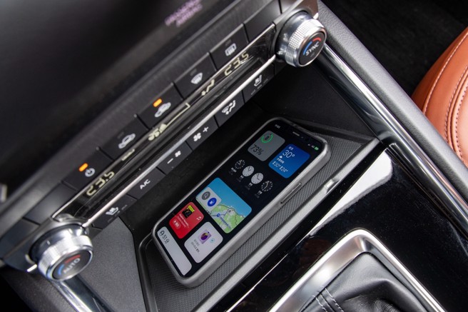 手机无线充电功能，相当便利。（陈大任摄）

