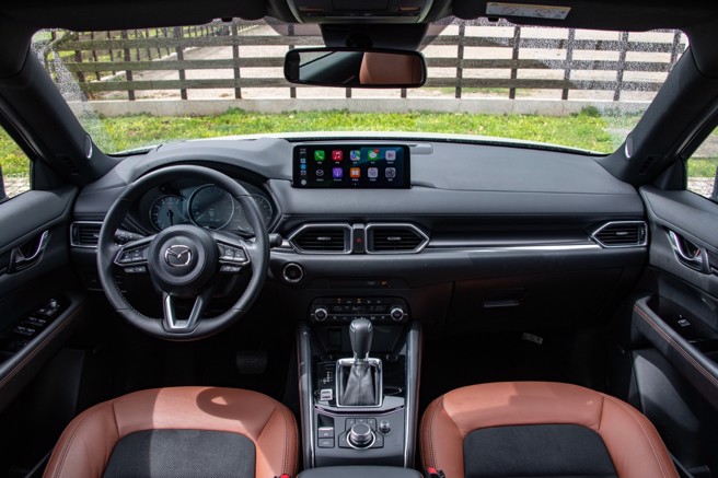 仪表控台有着豪华质感，中央10.25吋资讯显示幕可藉由排檔杆后方旋钮操作。（陈大任摄）

