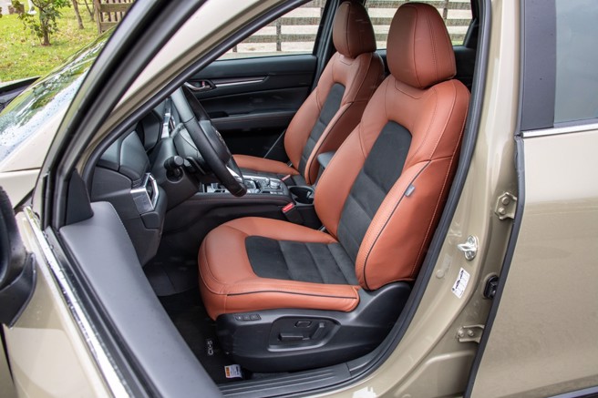 
麂皮质感搭配真皮而成的双色跑车座椅，附加导流式通风功能。（陈大任摄）