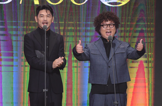 阿Ken、納豆久違合體頒獎，1舉動曝納豆康復狀況。（圖／三立電視畫面提供）