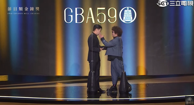 阿Ken、納豆久違合體頒獎。（圖／三立電視畫面提供）