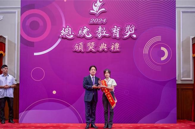 总统赖清德亲自颁发总统教育奖给孙瑜蔓。图／总统府提供