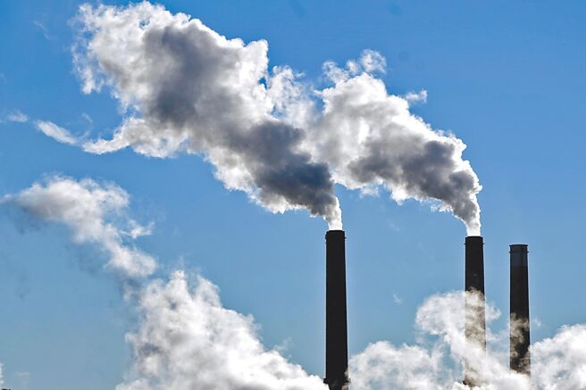 總統府24日氣候變遷對策委員會完整說明深度節能方案。圖／美聯社