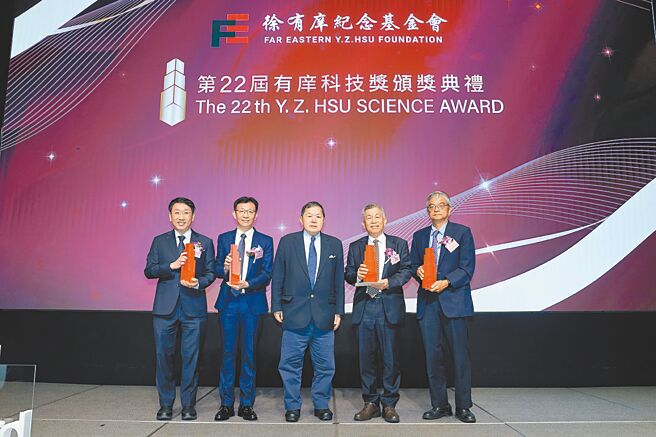 远东集团暨徐有庠基金会董事长徐旭东（中）亲自颁奖表扬四位有庠科技讲座得主。图／远东集团提供