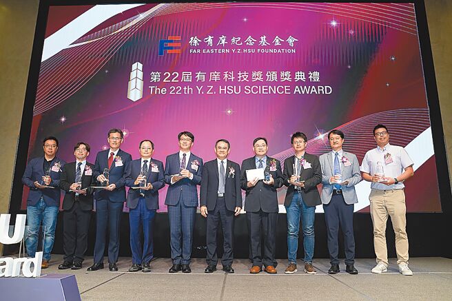 由国科会副主委林法正（右五）颁发有庠科技论文奖，本届共11位学者获奖。图／远东集团提供