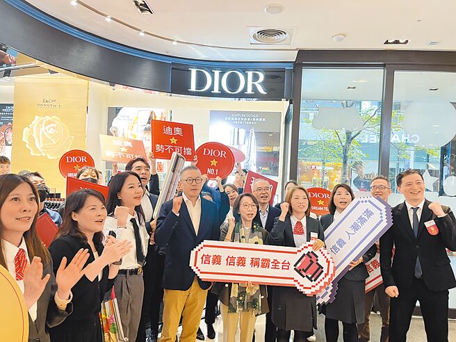 新光三越信義新天地周年慶首日，總經理吳昕陽（中）率團隊到各大櫃位加油打氣！圖／李麗滿