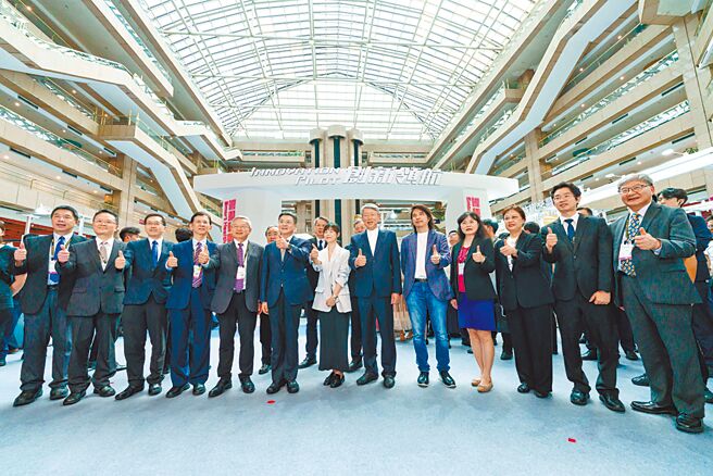 行政院卓荣泰院长与各部会首长蒞临创新领航馆参观。图／简立宗