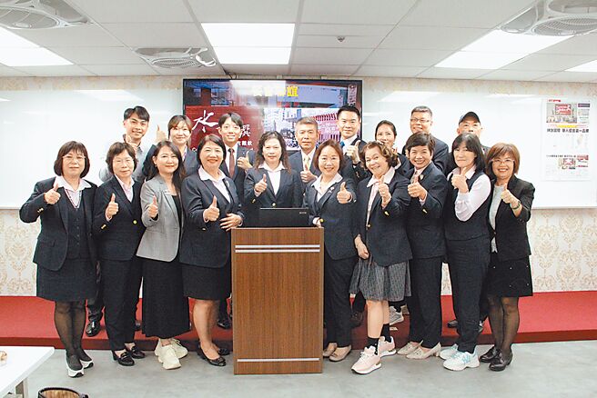 CCE中华资金交易所113年季表扬分享会，全体获奖人员合影。图／戴辰