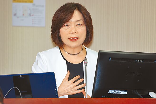 勞動部長何佩珊表示，根據OECD公式計算，大約3.1萬元算是低薪。（鄧博仁攝）