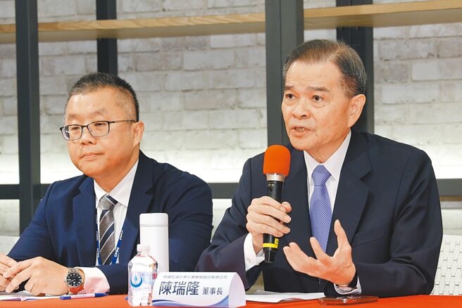 威京集團旗下中石化及子公司鼎越開發17日由董事長陳瑞隆（右）、總經理陳穎俊（左）召開記者會，陳瑞隆表示已要求承攬京華廣場的廠商，未來所有施工都要遵守主管機關下達命令。（鄧博仁攝）