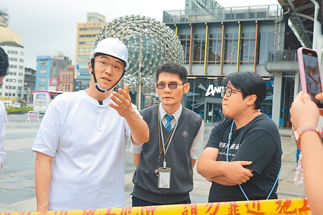 台铁基隆站铁铸雕花月台棚架因结构严重锈蚀，排定17日拆除，基隆市长谢国梁至现场表示希望再协调，台铁表示先暂缓拆除。（基隆市政府提供／徐佑升基隆传真）