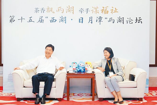 南投與杭州交流的兩湖論壇將於10月24日至28日舉行，杭州市副市長將隨團來台訪問。圖為南投縣長許淑華（右）、杭州市長姚高員2023年在大陸杭州出席第15屆兩湖論壇。（南投縣政府提供／楊靜茹南投傳真）