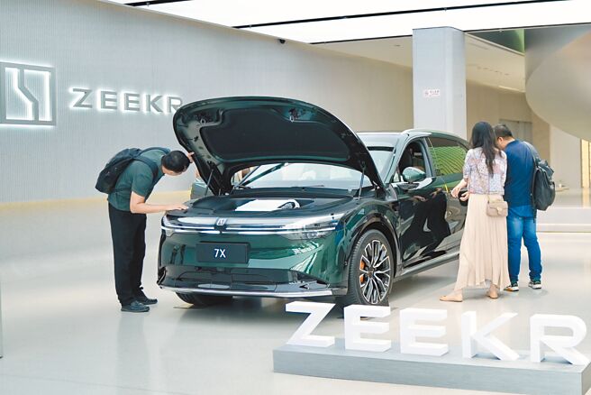 中国国家安全部16日发布中外企业联手泄密通报，引来特斯拉、极氪、Mobileye、四维图新等跨国企业连夜撇清关系。图为极氪7X纯电SUV媒体品鑑会在北京举行。（中新社）