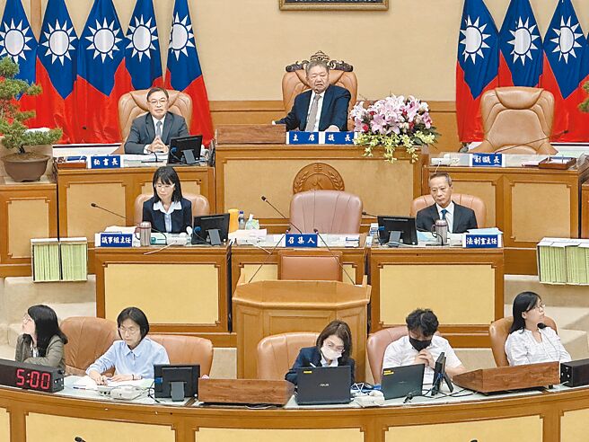 新北市議會16日爆發藍綠議員衝突，民進黨團以程序問題率先向新北市議會議長蔣根煌（後排右）抗議。蔣根煌裁示說，所有議員應互相體諒、尊重，希望以後不要再發生類似事件。（高鈞麟攝）