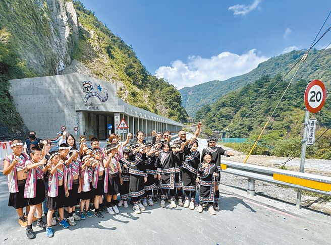 南投縣政府興建「曲冰明隧道」，17日舉行通車典禮，南投縣長許淑華與學童及居民在隧道前開心合影慶賀。（楊靜茹攝）