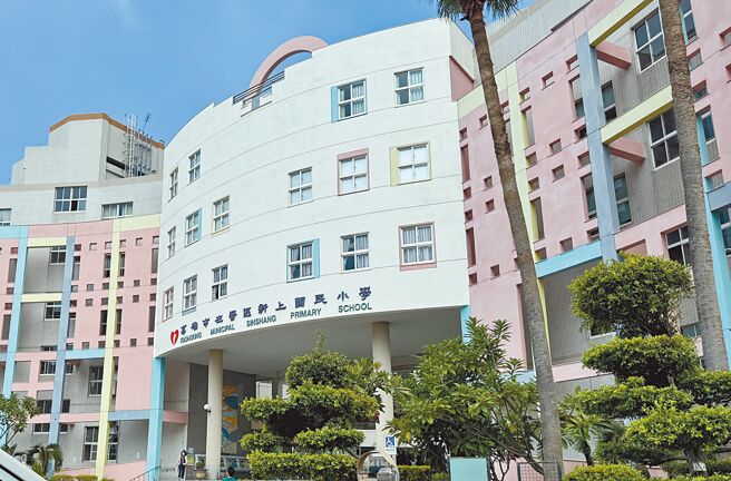 高雄左营新上国小1名学童，走在学校附近社区时，疑似遭青竹丝咬伤，校方立刻暂停全校学生外扫区清扫。（林瑞益摄）