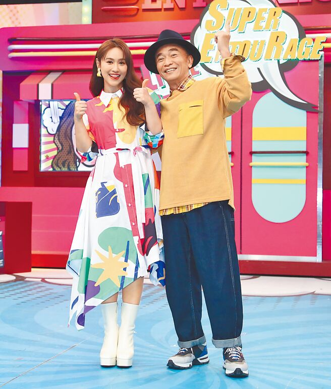 吴姗儒（左）独挑大梁主持金钟奖，也以《小明星大跟班》和爸爸吴宗宪角逐综艺节目主持人奖。（资料照片）