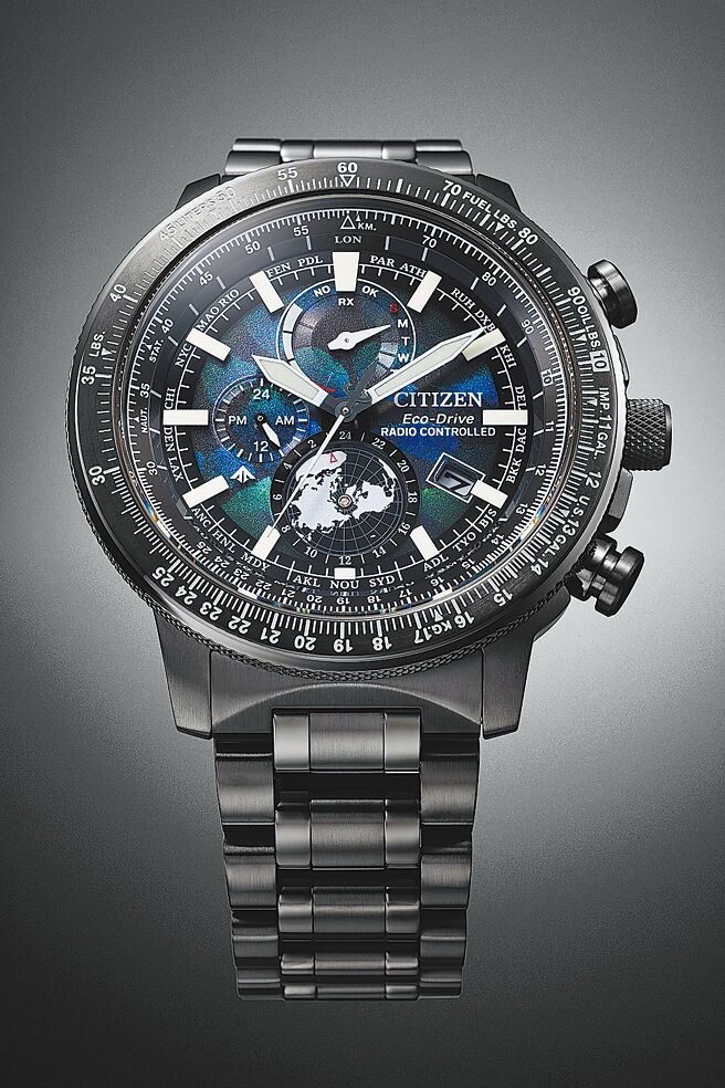 光动能电波时计飞行腕表最具特色的北半球圆盘，与带有矿物质感的结构色表盘相映衬，展现探索世界的强悍风格。（Citizen提供）