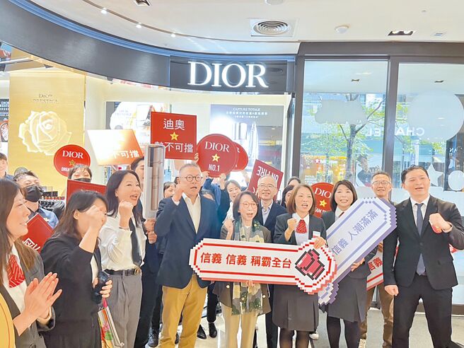 新光三越总经理吴昕阳（左四）为信义新天地开檔造势。（吴奕萱摄）