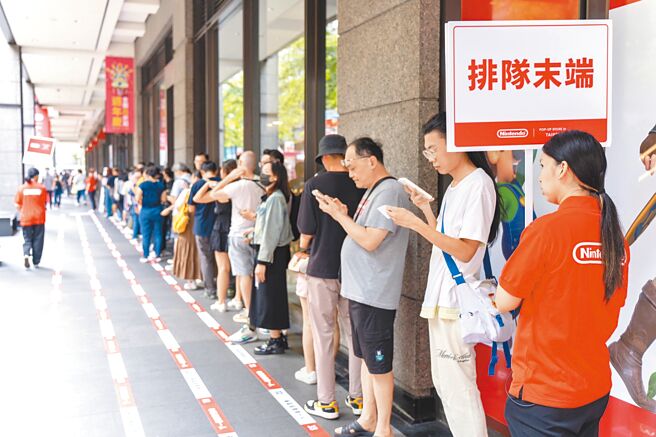 大批消费者排队抽整理券等候入场。（吴松翰摄）