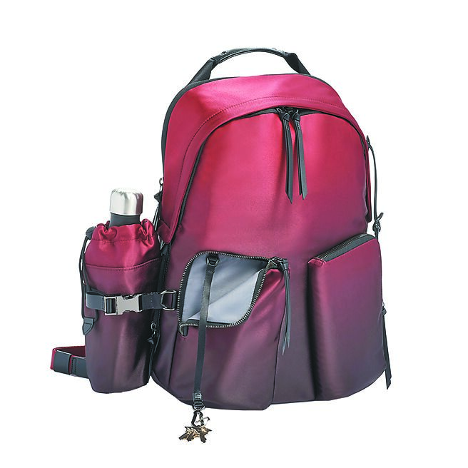 礼客Outlet的TUMI休閒后背包在出国潮带动下，展现强劲业绩表现。（礼客Outlet提供）