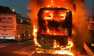 国1北向八堵段客运火烧车 失联女学生找到了