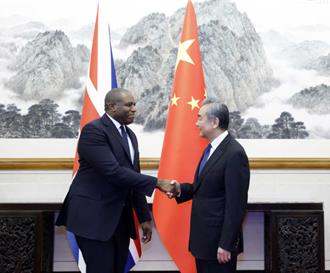 王毅会晤英外相：中方同意全面恢復两国各领域对话合作机制