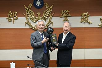 创办基金会照护警消24年  「你是我的兄弟」黄主文卸任