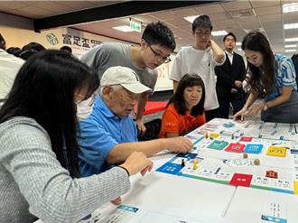 守護退休金大作戰！92歲阿公嗨玩桌遊 學金融防詐祕訣