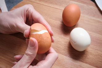 一口氣蒸30顆水煮蛋 達人曝祕訣「蛋殼秒脫」光滑完美