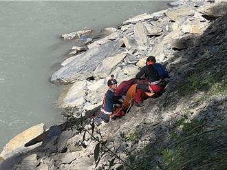女山友登南三段墜谷身亡 空勤吊掛遺體運送下山