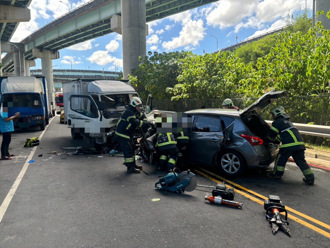 五股驚悚對撞！小客車迎面衝撞貨車 1人拋出車外釀4人傷