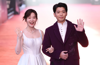 金鐘59／楊小黎開U領秀雙峰「胸型明顯」搭侯彥西主持紅毯