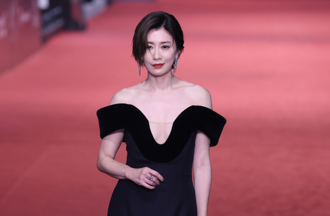 金鐘59／賈靜雯挖「超大海溝線」站上紅毯！霸氣角逐金鐘視后