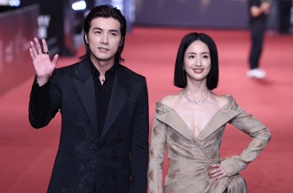 金鐘59／林依晨V字領形狀全露　超帥褲裝「女王氣」掀網暴動