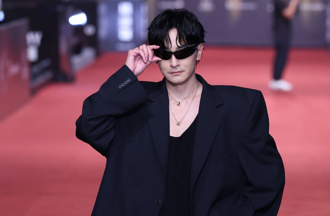 金鐘59／鄭元暢超大墊肩＋墨鏡！獲全網狂讚「最帥的戶愚呂弟」