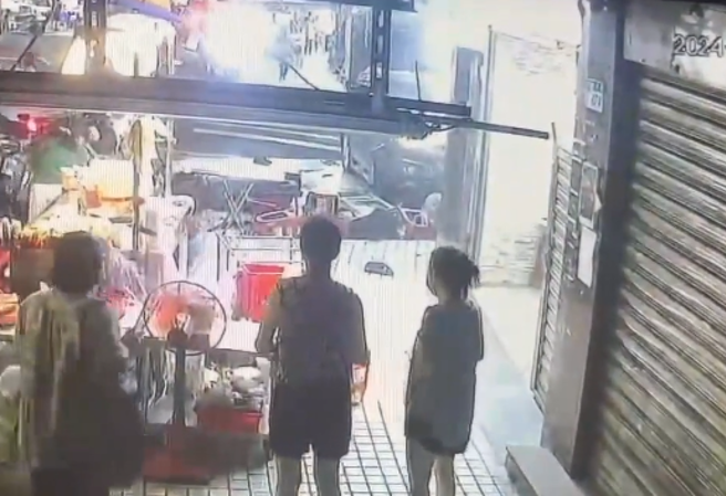 15岁少年偷开外公的车撞死3人，亲友曝少年一家人善良，小孩小时候很乖巧。（图／翻摄自记者爆料网）