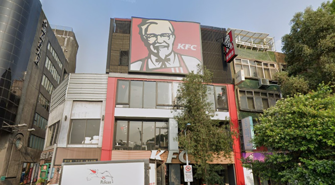 拥有21年歷史的肯德基公馆店在上月底熄灯，同条街的路易莎咖啡也接力歇业，引起讨论。(图／Google Map)
