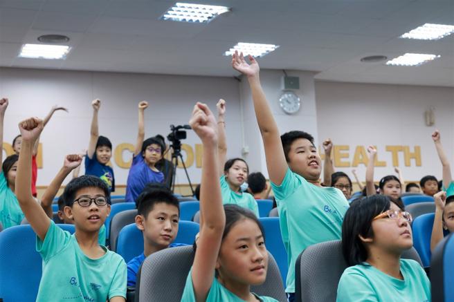  同學們各個胸有成足，展現無比熱情，舉手搶答。（記者蘇育玄攝）