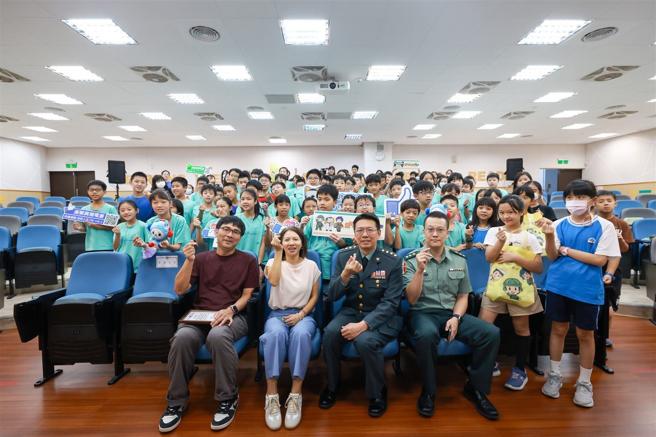  王副處長與全體師生合影留念。（記者蘇育玄攝）