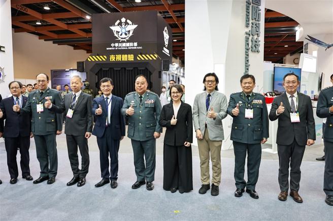  副总统萧美琴在国防部副部长徐衍璞上将等人陪同下，前往「创新领航」主题馆参观国防科技展区，肯定国防创新与科技发展成果。（记者谢承宏摄）