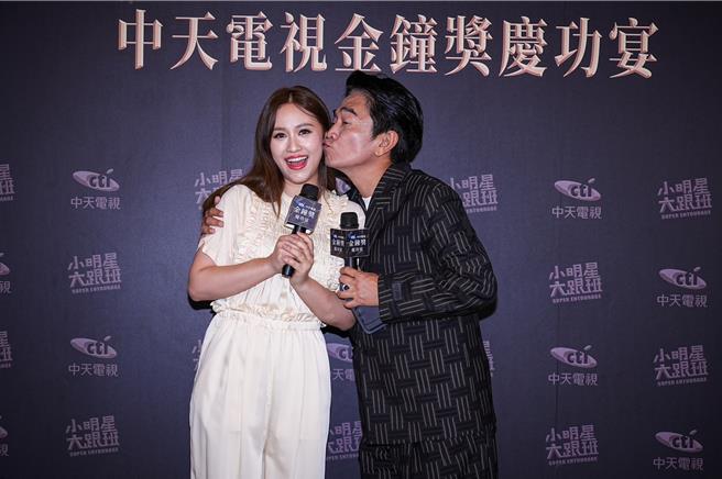 吴姗儒（左）18日圆满主持完金钟奖，爸爸吴宗宪（右）开心亲她。（罗永铭摄）