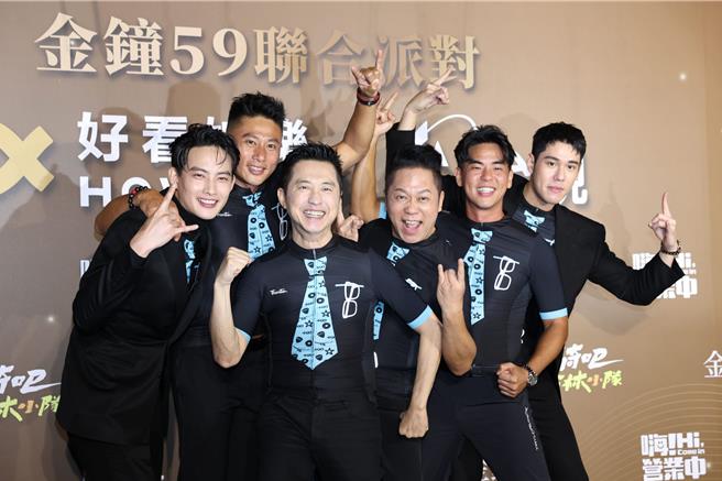 哈林18日率主持群卜學亮、柯有倫、張庭瑚、彭小刀及周予天開心慶功。（杜宜暗攝）