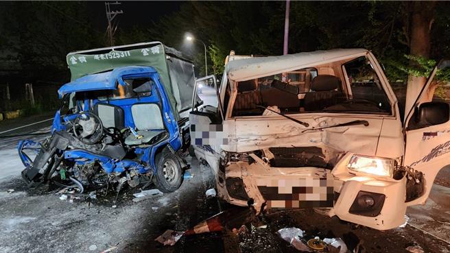 屏東縣新園鄉18日晚間發生一起嚴重車禍，小貨車逆向撞車3人夾擊成「夾心餅乾」。（警方提供／謝佳潾屏東傳真）