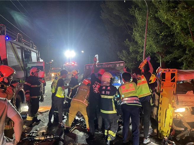 屏東縣新園鄉18日晚間發生一起嚴重車禍，小貨車逆向撞車3人夾擊成「夾心餅乾」。（警方提供／謝佳潾屏東傳真）